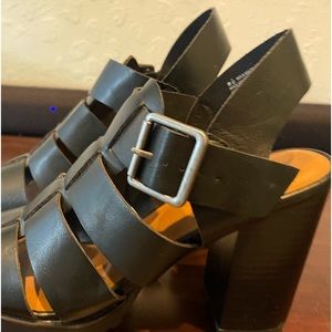 Universal Thread chunky heal.  NWT size 8 1/2.